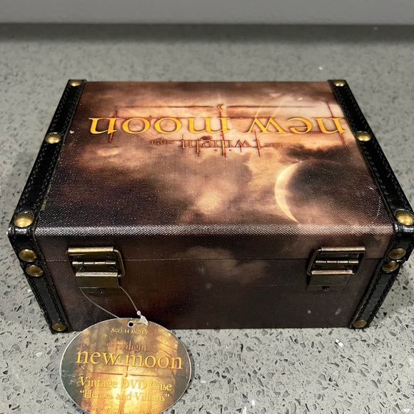 New Moon Vintage Keepsake Box - Hero's And Villains - Picture 4 of 7